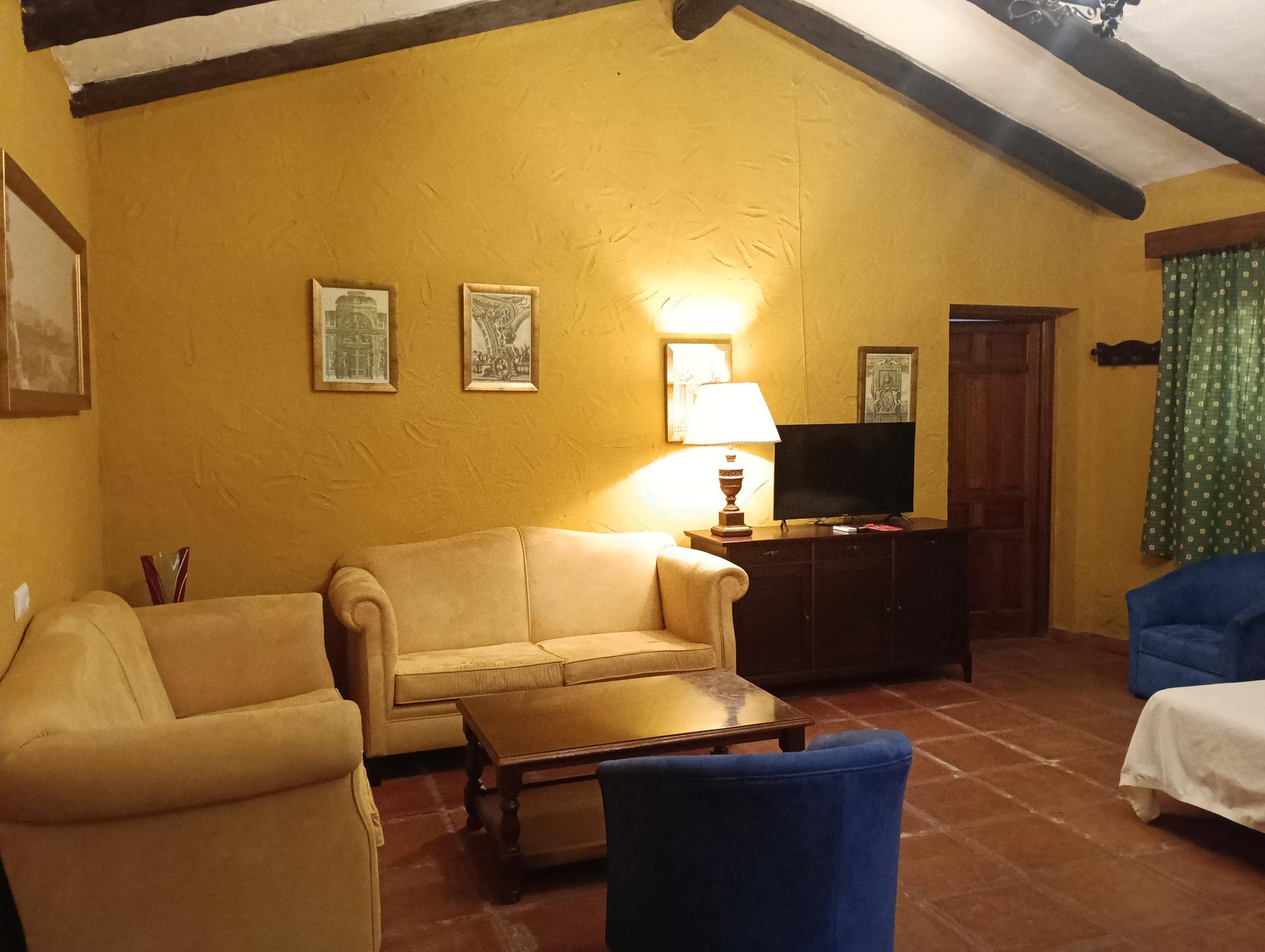 Habitación con sofá